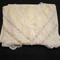 Camicia da notte gialla in cotone con decorazioni