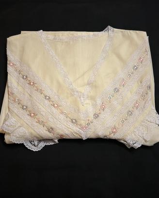 Camicia da notte gialla in cotone con decorazioni