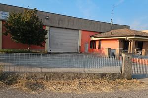 capannone e casa