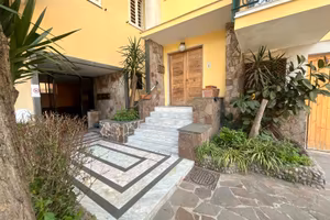 Sant'anastasia- palazzina + box + locali comm.li