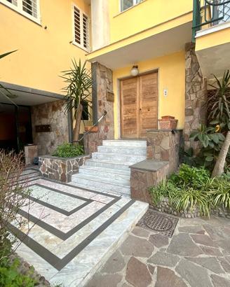Sant'anastasia- palazzina + box + locali comm.li