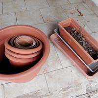 vasi e sottovasi di varie dimensioni