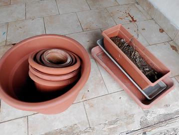 vasi e sottovasi di varie dimensioni