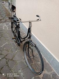 bici donna con freni a bacchetta.