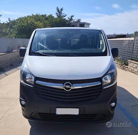 Pulmino 9 posti modello Opel Vivaro bianco - 2018