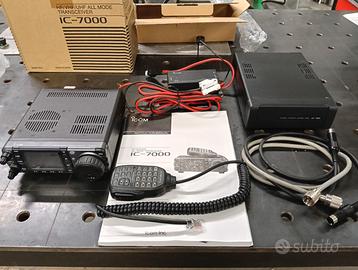 ICOM IC 7000 con accordatore AT180
