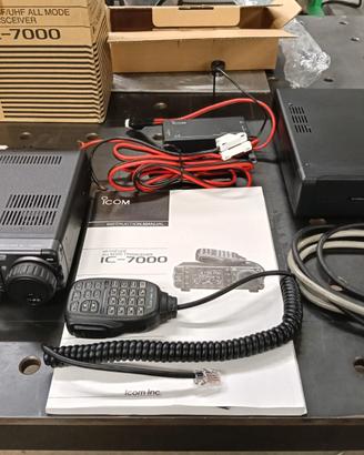 ICOM IC 7000 con accordatore AT180