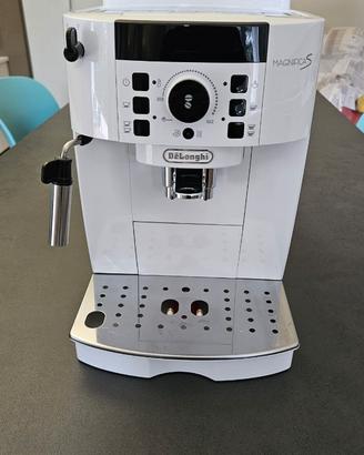 Macchina  per caffè espresso DeLonghi Magnifica S