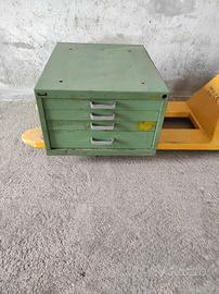 Cassettiera in metallo robusta