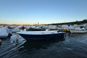 Barca con motore fuoribordo
