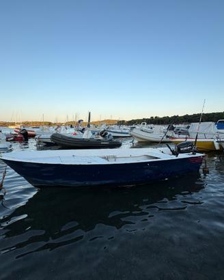 Barca con motore fuoribordo
