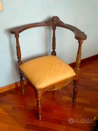 Sedia ad angolo con intagli. Stile rinascimentale