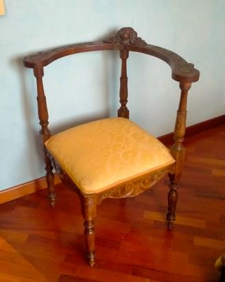 Sedia ad angolo con intagli. Stile rinascimentale