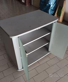 Mobile carrello con ripiani