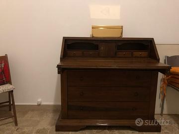 Scrittoio cassettiera in arte povera.
