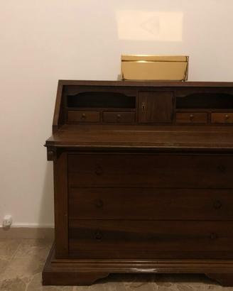 Scrittoio cassettiera in arte povera.