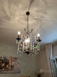 Lampadario classico in ferro battuto e cristalli