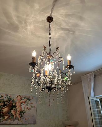 Lampadario classico in ferro battuto e cristalli