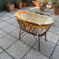 Culla vintage in vimini con rivestimento imbottito