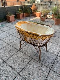 Culla vintage in vimini con rivestimento imbottito