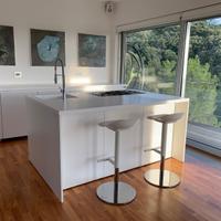 Cucina con elettrodomestici