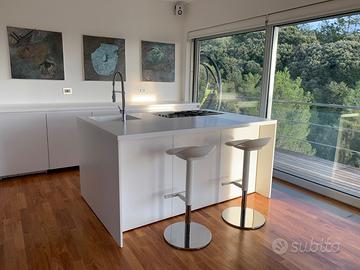 Cucina con elettrodomestici