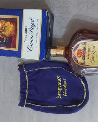 Bottiglia di whisky crown royal canadian seagram's