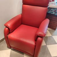 Poltrona in pelle rossa, motorizzata e con ruote