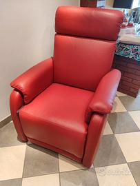 Poltrona in pelle rossa, motorizzata e con ruote