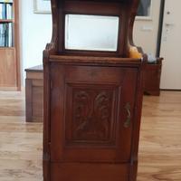 Comodino antico con piccolo specchio