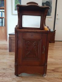 Comodino antico con piccolo specchio