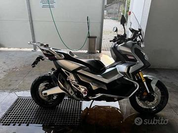 Honda X-ADV con tasto G