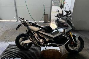 Honda X-ADV con tasto G
