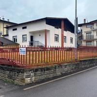 Casa indipendente con 2 box, taverna e giardino