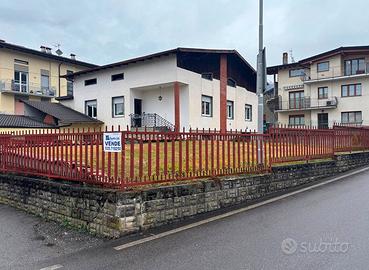 Casa indipendente con 2 box, taverna e giardino