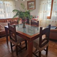 Tavolo in legno allungabile con vetro temperato. 