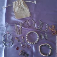 14 pezzi di bigiotteria bracciali e orecchini 
