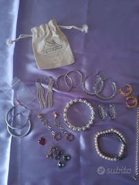 14 pezzi di bigiotteria bracciali e orecchini 