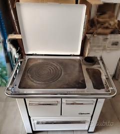 Stufa a legna con forno e piano cottura