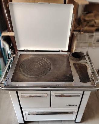 Stufa a legna con forno e piano cottura