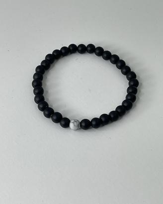 Braccialetto elastico con perle nere opache