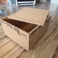 tavolino con cassa in legno compensato industriale