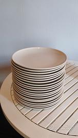 Venti piatti + Dieci scodelline IKEA beige