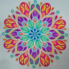 mandala colorato a mano 
