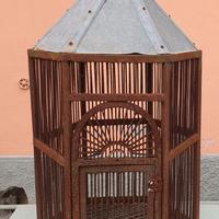 Antica gabbia per uccelli e lanterna