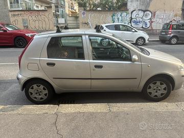 Macchina FIAT punto