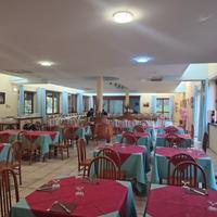 Ristorante con piscina, campo da calcio e terreno