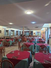 Ristorante con piscina, campo da calcio e terreno