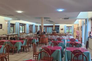 Ristorante con piscina, campo da calcio e terreno