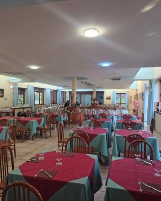 Ristorante con piscina, campo da calcio e terreno